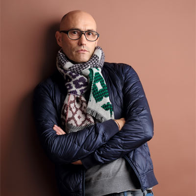 Homme_hiver_fondmarron
